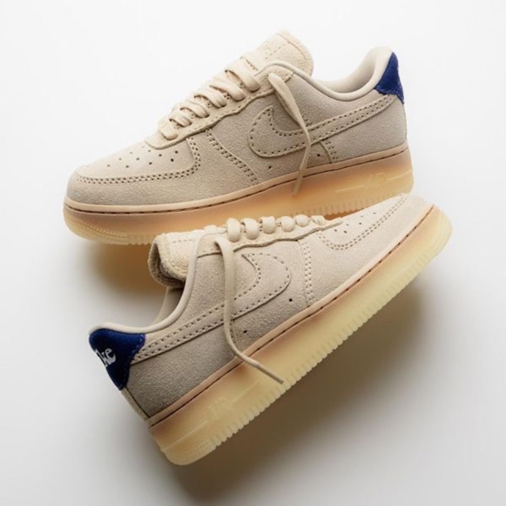 Nike Cream Sneakers with Blue Accents